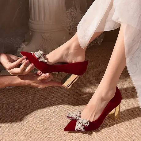 爱丽拉红色粗跟婚鞋女2025新款春季天中式新娘鞋孕妇不累脚高级感图片