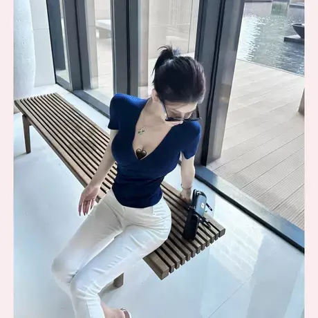 Onoev显胸性感针织打底衫短袖女紧身低胸背心深V领上衣T图片