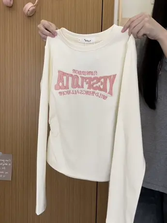 红续刺绣字母杏色正肩长袖T恤女奶系甜妹风收腰内搭上衣秋冬新款图片