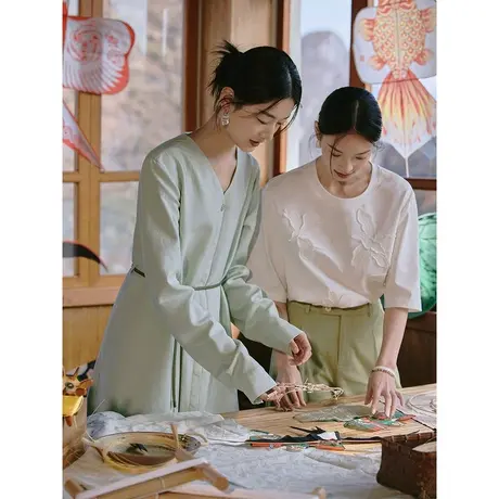 【商场同款】茵曼2023春季女装新款百搭立体贴花正肩圆领宽松T恤图片