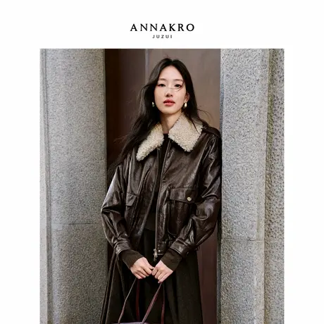 玖姿安娜蔻摩登巴恩风拼接翻领短款廓形PU皮外套女2025冬季新款图片