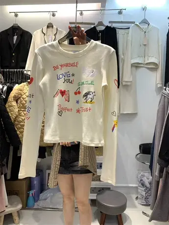 十三行2024春季新款美式复古手绘印花圆领长袖修身显瘦t恤女上衣图片