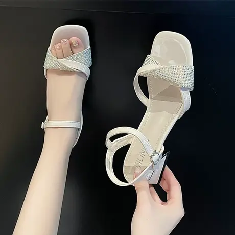 2023年夏季新款凉鞋女时尚百搭水钻粗跟中跟露趾软皮扣带软底女鞋图片