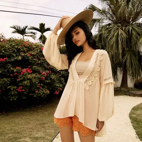 桔熊夏季度假风V领花边伞摆灯笼袖宽松外穿罩衫女神大码AB18485商品大图
