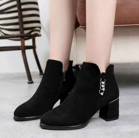 秋冬季新款短靴秋冬粗跟弹力靴女靴高跟尖头中筒靴英伦风马丁靴图片