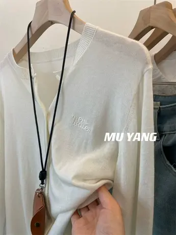 软糯亲肤~韩系小字母刺绣细羊毛长袖针织开衫女轻柔薄防晒衫上衣商品大图