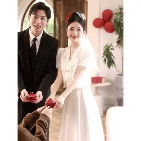 白色订婚礼服女中式两件套V领登记领证轻婚纱旗袍敬酒服新娘嫁衣图片