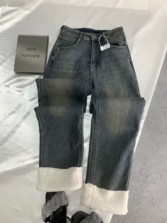 复古做旧羊羔毛翻边牛仔直筒裤女2023冬季新款高腰加绒加绒烟管裤图片