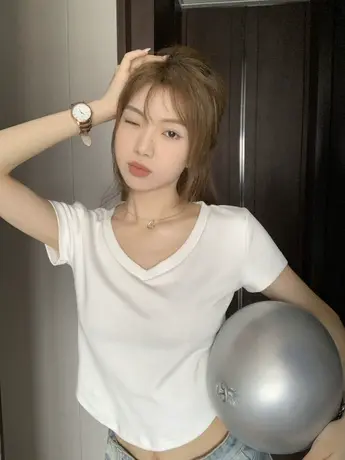 正肩白色短袖T恤女ins潮夏季设计感小众V领修身显瘦短款辣妹上衣图片
