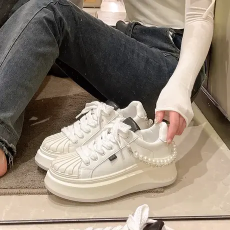 2024年春季新款贝壳头松糕底珍珠链子休闲鞋女防滑百搭学生运动鞋商品大图