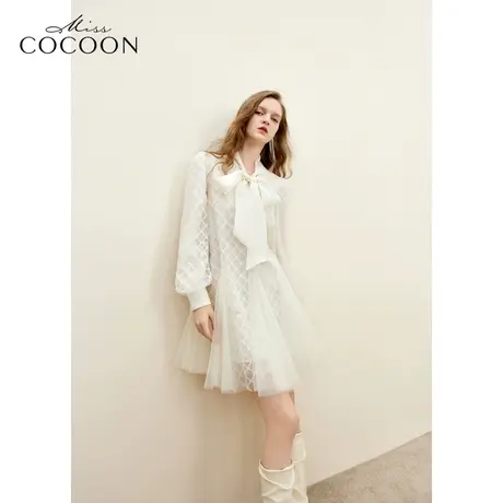 missCOCOON千金玛德琳裙摆2023冬季新女长飘带珠片网纱连衣裙图片