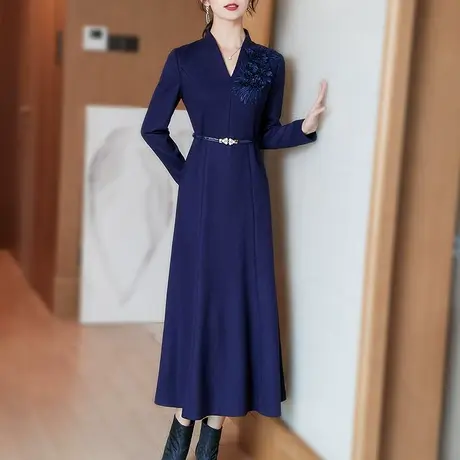 毛呢连衣裙女冬款2023年新款气质端庄V领修身显瘦中长款长袖a字裙图片
