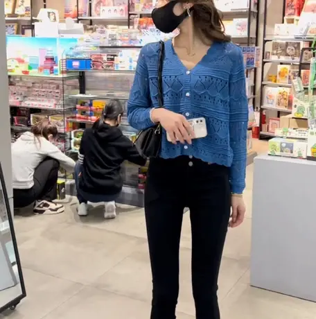 2023新韩版减龄宽松镂空薄款V领百搭显瘦长袖针织开衫防晒上衣女图片