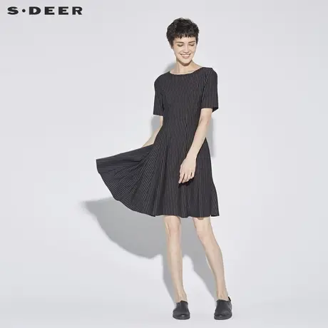sdeer圣迪奥优雅休闲黑白条纹收腰暗褶波浪大摆连衣裙S18281293图片