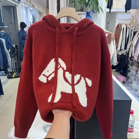 小马刺绣连帽红色毛衣女秋冬新款超好看慵懒风软糯褶皱打底衫上衣图片