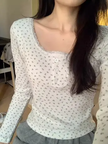 蕾丝边拼接碎花长袖t恤女冬季正肩修身短款内搭带胸垫打底衫上衣商品大图