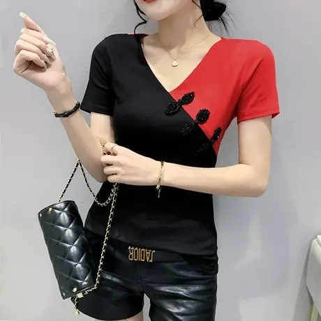 时尚V领拼色T恤女短袖2023欧货性感修身小衫洋气复古盘扣上衣夏装图片