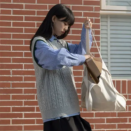 omont蛋挞家 复古撞色绞花无袖马甲背心女2023新款外搭毛衣针织衫图片