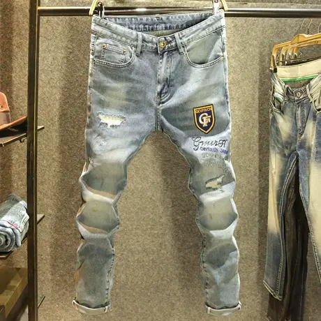 潮牌刺绣徽章牛仔裤男修身小脚裤春季浅蓝色破洞补丁潮流百搭长裤商品大图