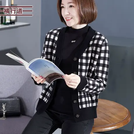 2025春装V领黑白格子针织衫大码中年妈妈长袖女装开衫休闲短外套图片