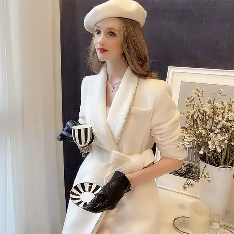 【直播】粉红大布娃娃气质镶边仿钻亮丝呢大衣图片