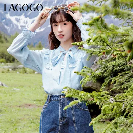 LAGOGO通勤柔软V领泡泡袖衬衫女拉谷谷木耳边暗纹浅蓝色长袖上衣图片