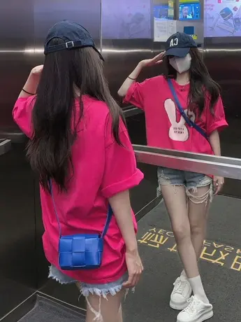 短袖t恤女2024春夏季新款宽松洋气减龄火龙果色兔子纯棉上衣潮牌图片