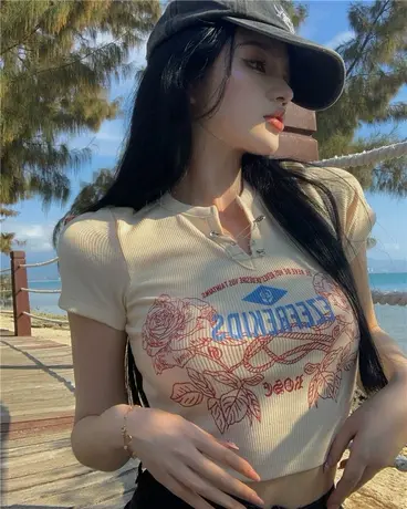 夏季新款镂空T恤女设计感小众别针修身显瘦高腰短款上衣商品大图