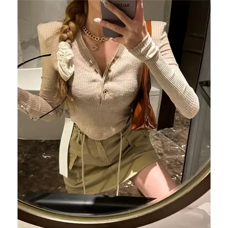 2023春季新款时髦V领修身百搭显瘦内搭外穿短款长袖t恤打底衫女潮图片