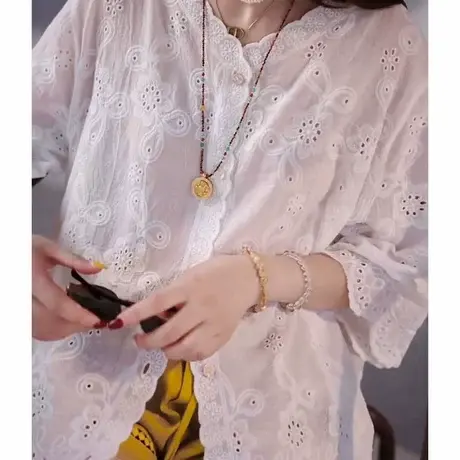 欧洲站高级感镂空刺绣V领七分袖蕾丝衬衫女夏2025好看漂亮上衣潮商品大图