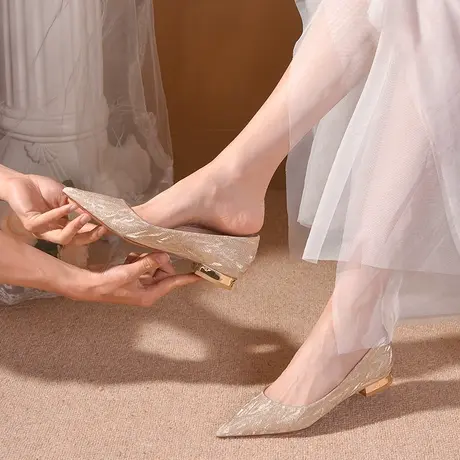 爱丽拉婚鞋女2025新款春季水晶秀禾婚纱两穿平底新娘鞋孕妇高级感图片