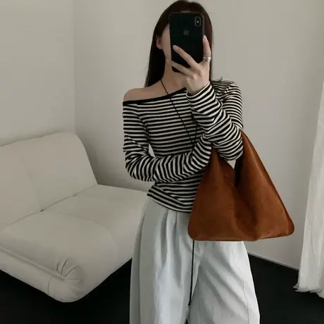超火的拼色条纹斜肩长袖T恤女2025秋季新款韩版休闲百搭打底上衣商品大图