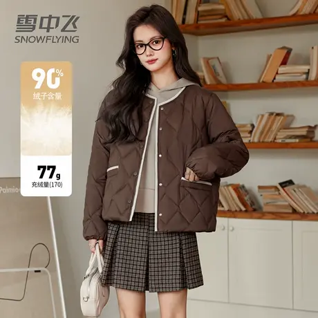 雪中轻薄羽绒服冬季女士时尚休闲感百搭保暖舒适多巴胺色鸭绒外套图片