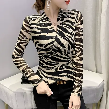 气质网纱V领T恤女长袖春装欧货洋气印花撞色上衣性感内搭打底小衫图片