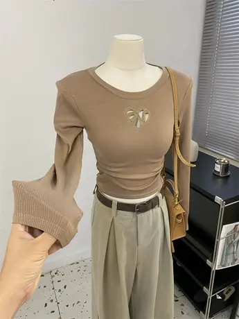 心机辣妹~垫肩平肩圆领胸前刺绣镂空修身短款长袖T恤女螺纹棉秋冬商品大图