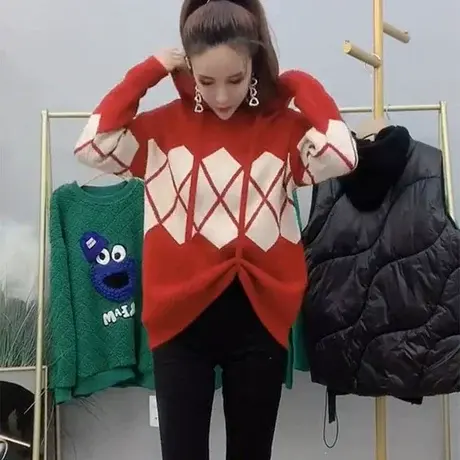 2023早春新款设计感菱形格连帽针织衫卫衣女新年红色宽松毛衣上衣图片