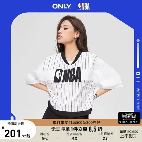 ONLY奥莱2023夏季新款NBA联名款潮酷撞色宽松V领短款T恤女图片