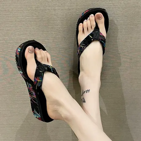 踩屎感人字拖女夏季外穿时尚刺绣坡跟厚底中跟防滑沙滩夹脚凉拖鞋商品大图