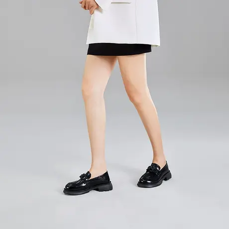 VME/舞魅黑色平底漆皮皮鞋浅口乐福鞋女外穿单鞋2023新款英伦风潮商品大图