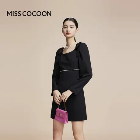 COCOON商场同款气质通勤连衣裙黑色蝴蝶剑装饰肩袖贴钻高腰线裙子图片