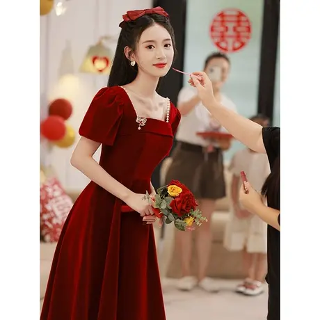 敬酒服新娘女夏季酒红色小个子结婚回门订婚礼服丝绒法式方领钻饰图片