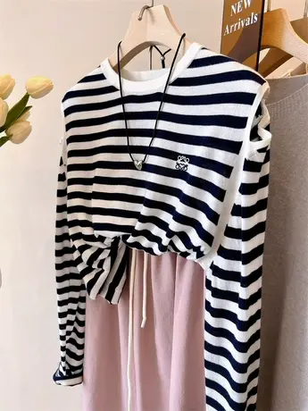 略带小性感 韩国早秋新款 羊毛肩部洞洞圆领宽松条纹针织衫上衣女图片