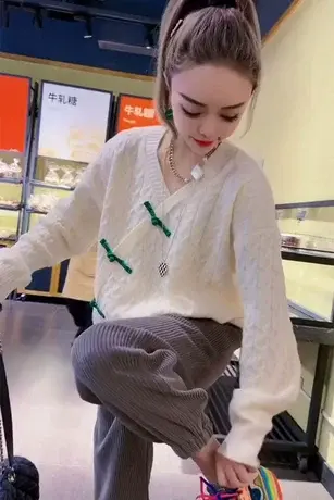 欧货2023春季气质名媛麻花V领盘扣毛衣女新款减龄宽松显瘦ins上衣图片