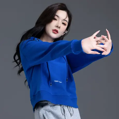 短款卫衣女2024新款春秋小众带帽连帽克莱因蓝上衣小个子高腰外套图片