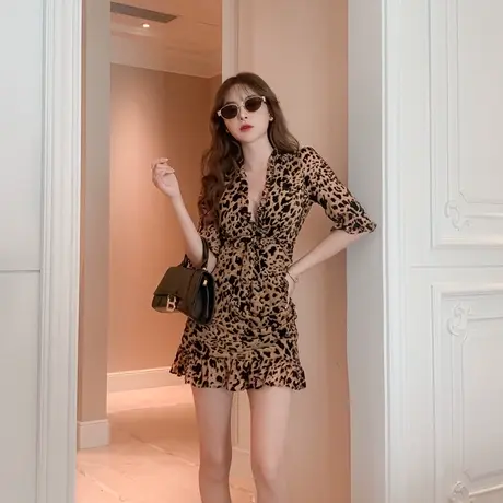 2023秋季时尚女人味洋气短裙女秋装收腰显瘦女神范深V性感连衣裙图片