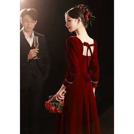 冬季敬酒服新娘小个子秋季长袖法式方领订婚礼服酒红色丝绒连衣裙图片