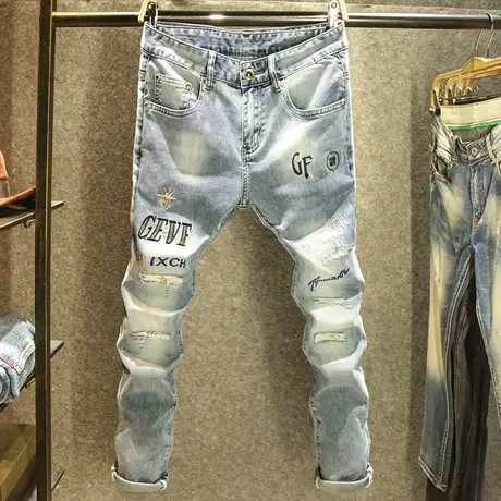 浅蓝色英文刺绣牛仔裤男潮牌修身小脚裤潮流穿搭破洞补丁显瘦裤子商品大图