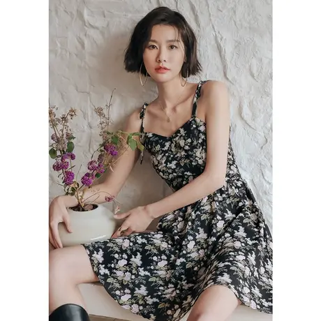 弥古黑色碎花连衣裙法式度假吊带裙夏季女高级感小个子沙滩裙短裙图片