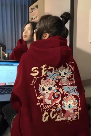 本命年龙年衣服女冬季韩系穿搭今年流行的爆款酒红色连帽卫衣外套图片