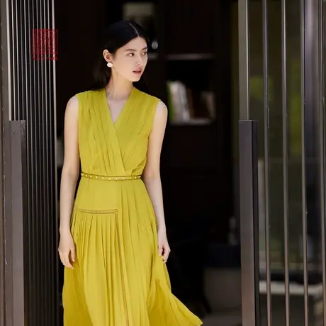 EP雅莹女装 气质V领不对称压褶刺绣无袖连衣裙 春装新款4633A图片